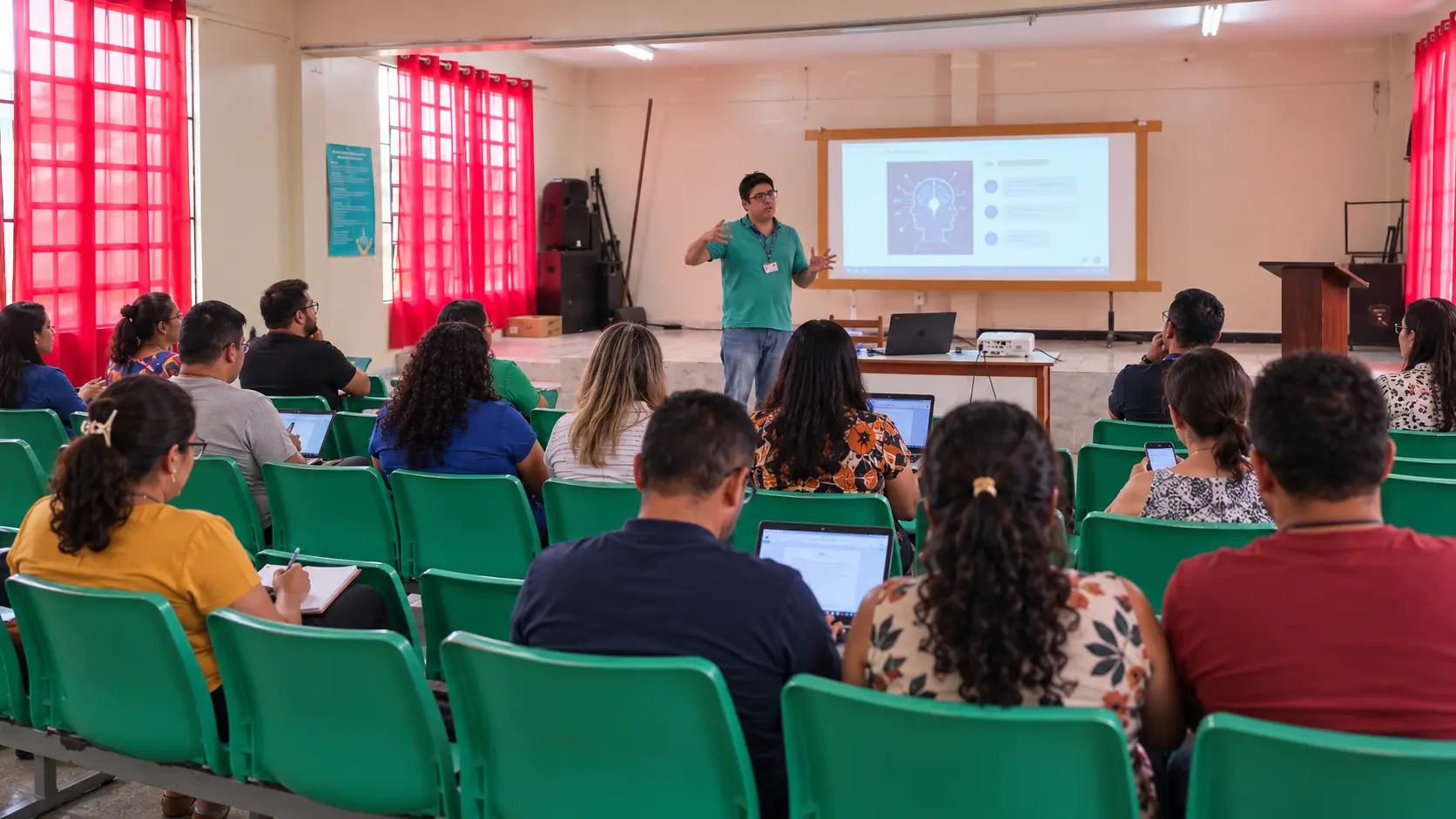 Representação em realismo estilizado do professor Fernando Soares Coutinho conduzindo uma formação sobre inteligência artificial no auditório do CEGM